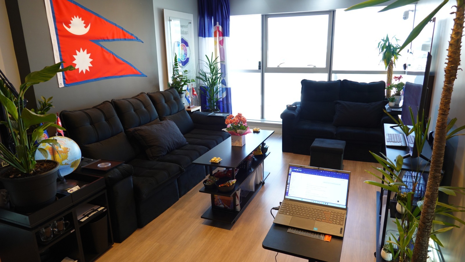 O espaço de recepção da Embaixada do Autistão em Brasília, preparado para a visita.