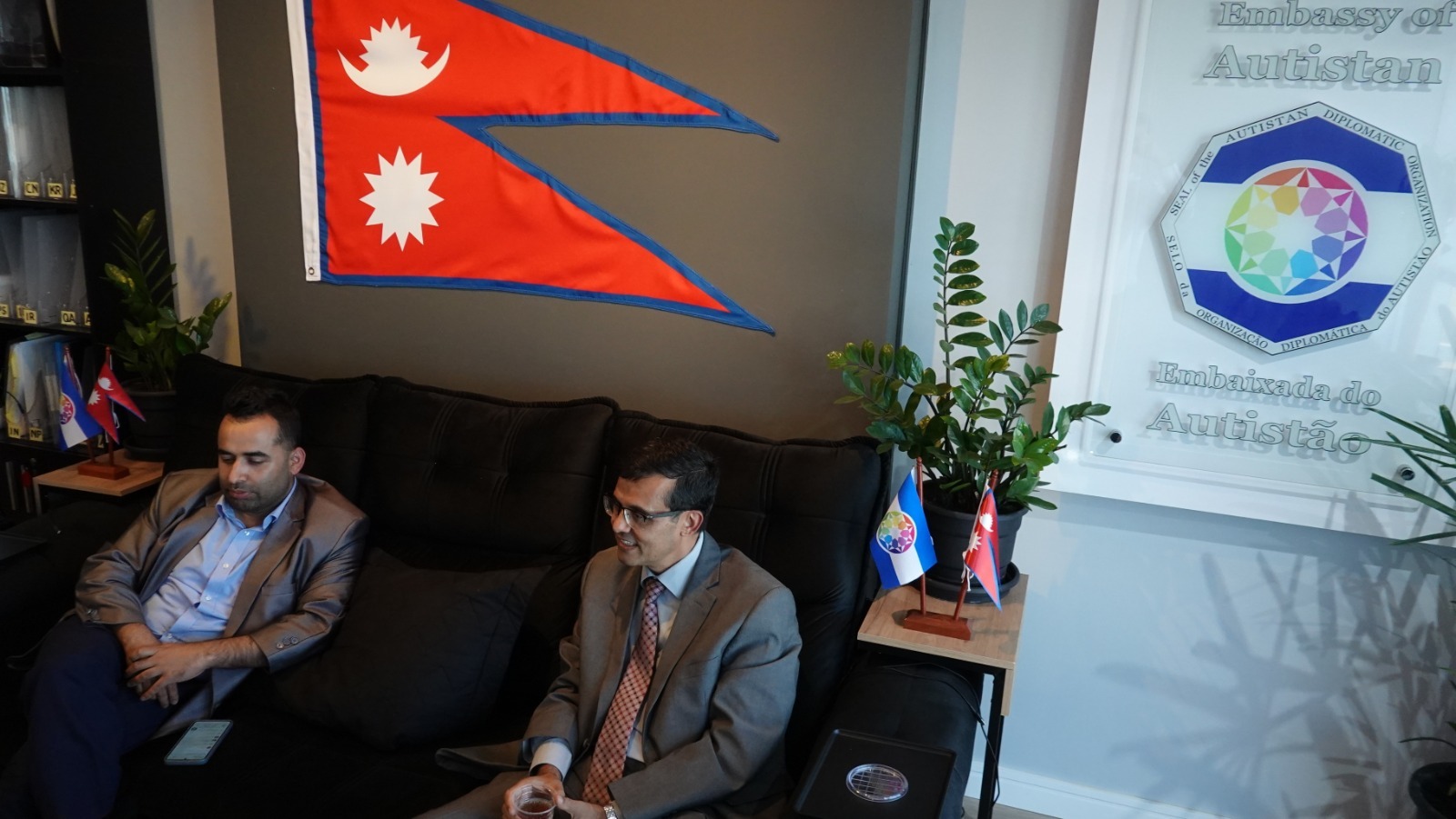 A delegação nepalesa na Embaixada do Autistão.