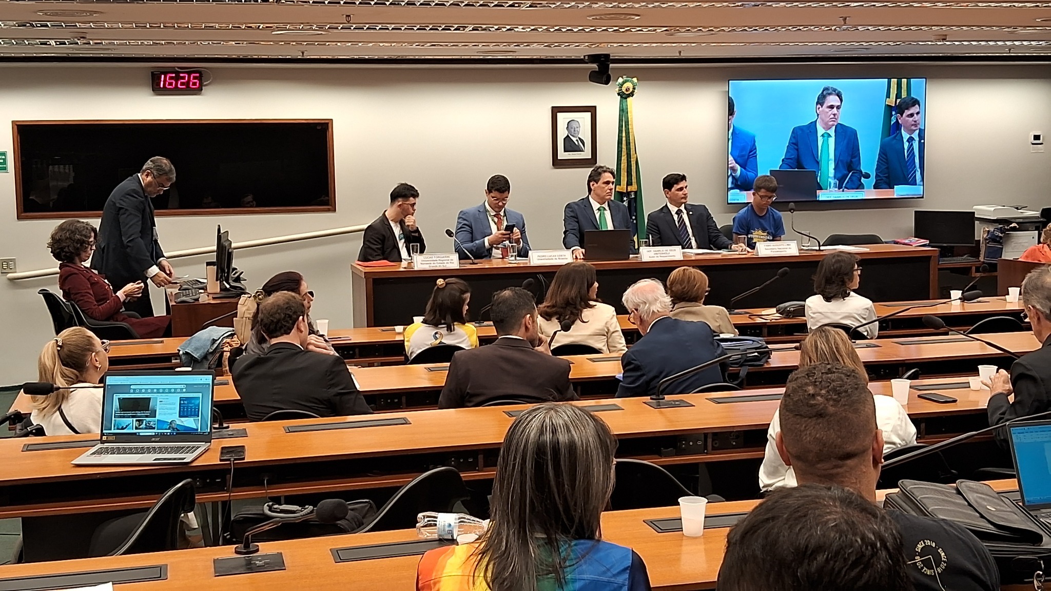 Mesa e participantes da audiência pública sobre esporte, síndrome de Down e autismo