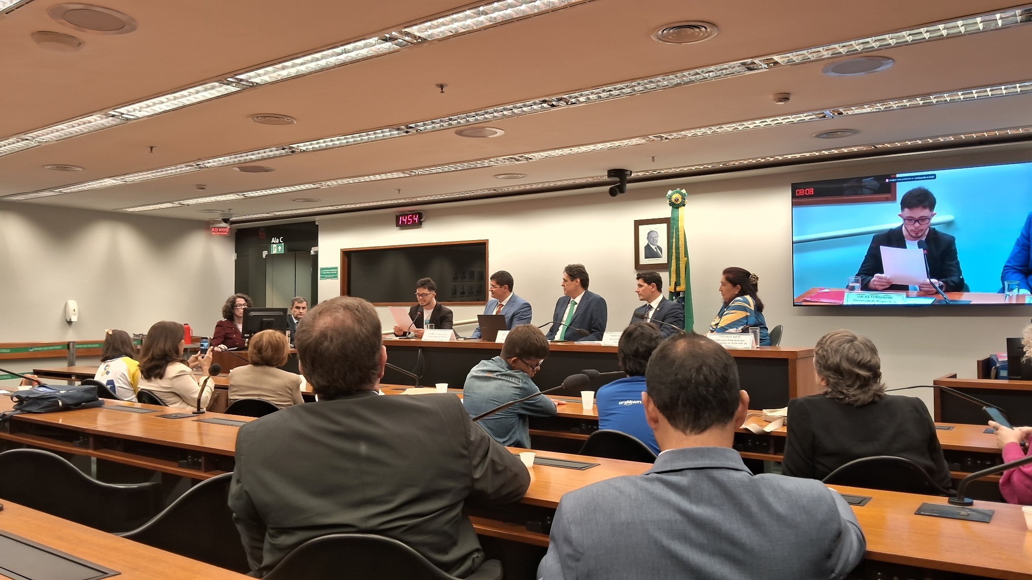 Momento da audiência pública durante a participação de Lucas Forgiarini de Matos