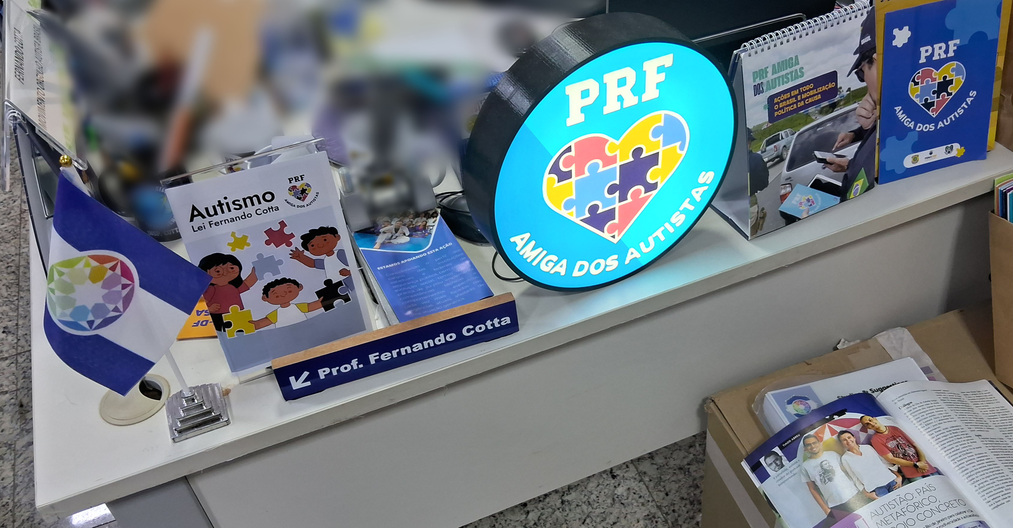 Escritório de Fernando Cotta com materiais da PRF Amiga dos Autistas