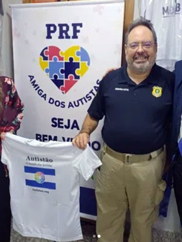 Fernando Cotta com uma camiseta do Autistão