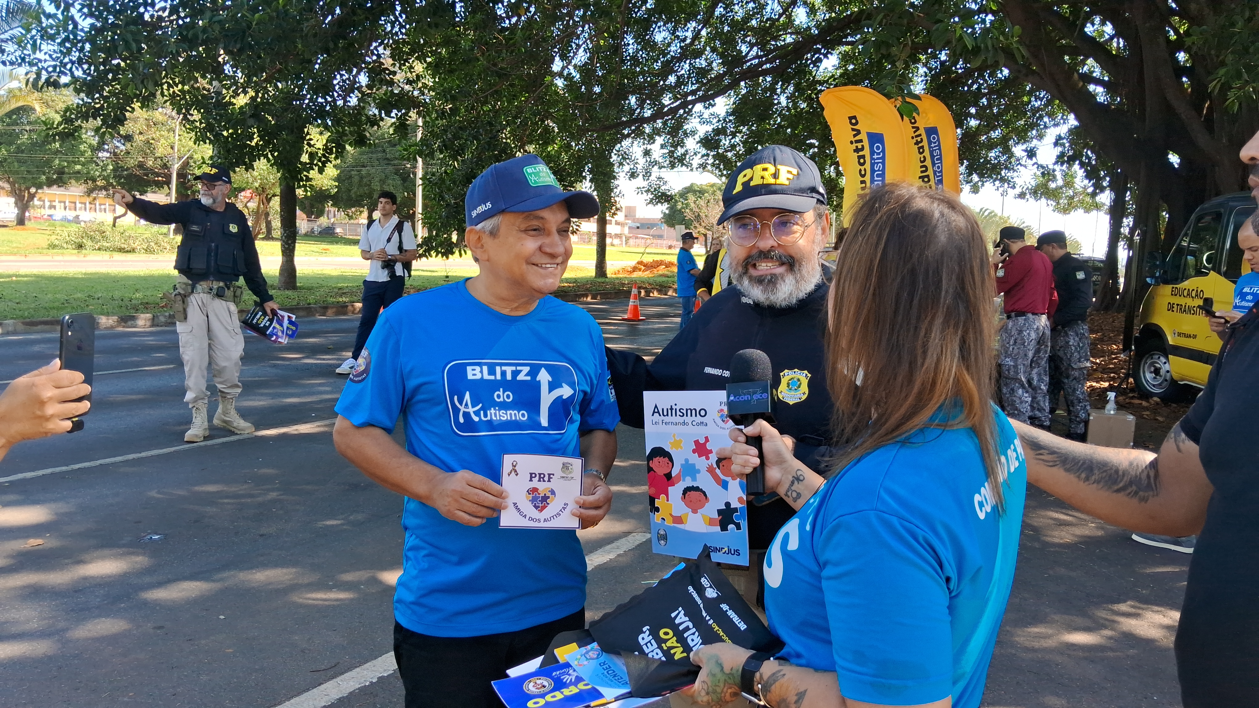 Registro da Blitz do Autismo em Brasília em 23 de junho de 2026, com Fernando Cotta, Costa Neto e equipe de comunicação