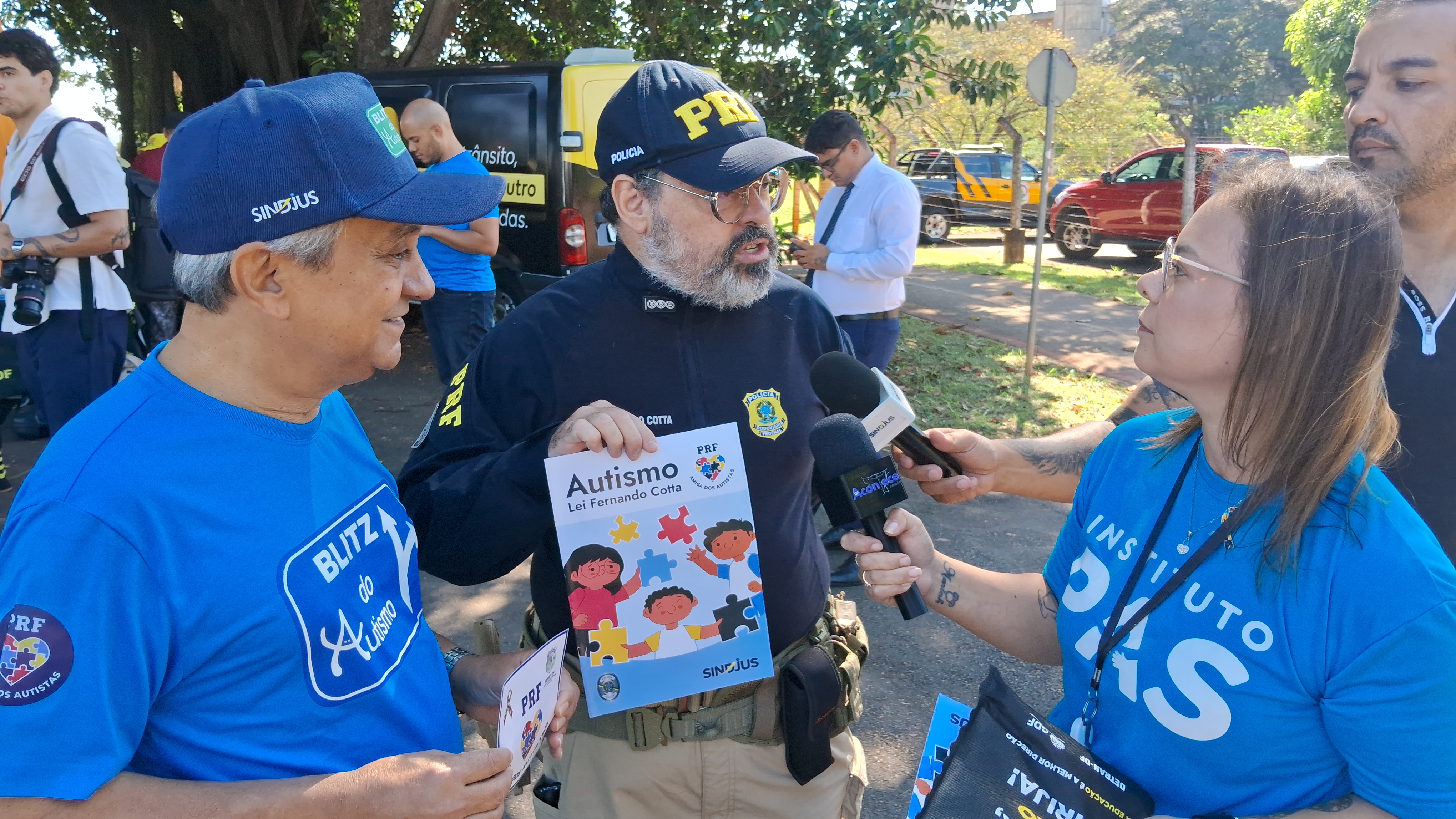 Fernando Cotta e Costa Neto durante entrevista na Blitz do Autismo em Brasília em 23 de junho de 2026
